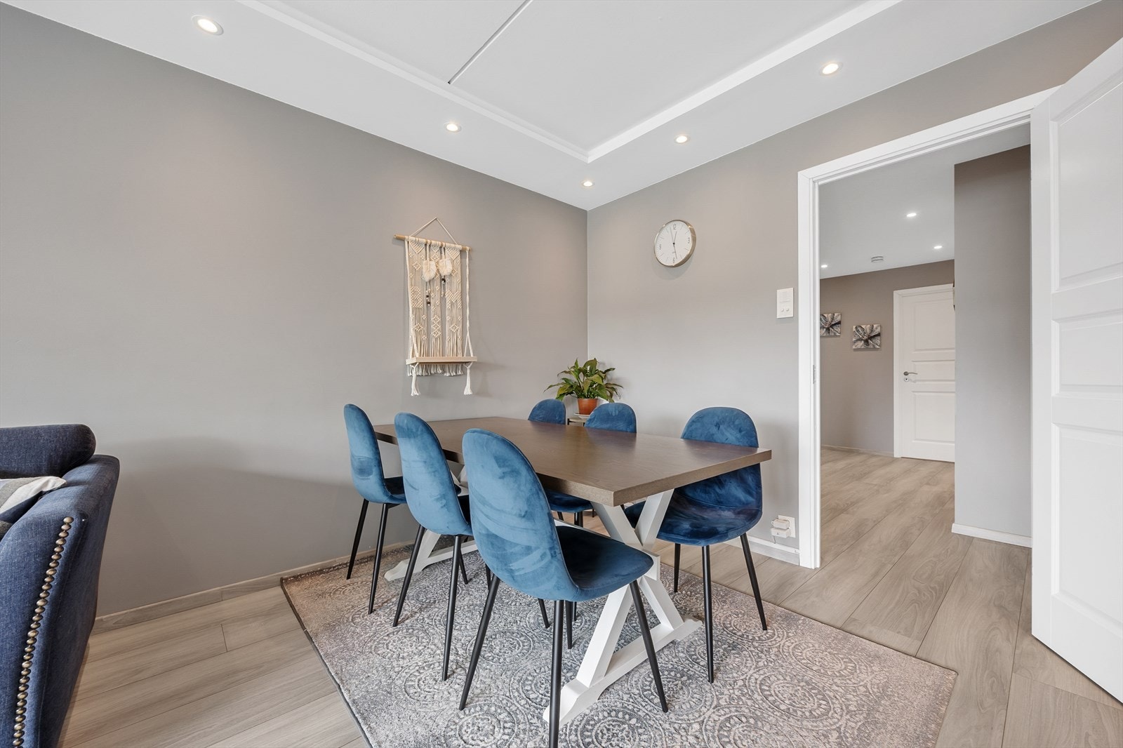 Spisestue med plass til seks personer og smakfull innredning. Galleribilde