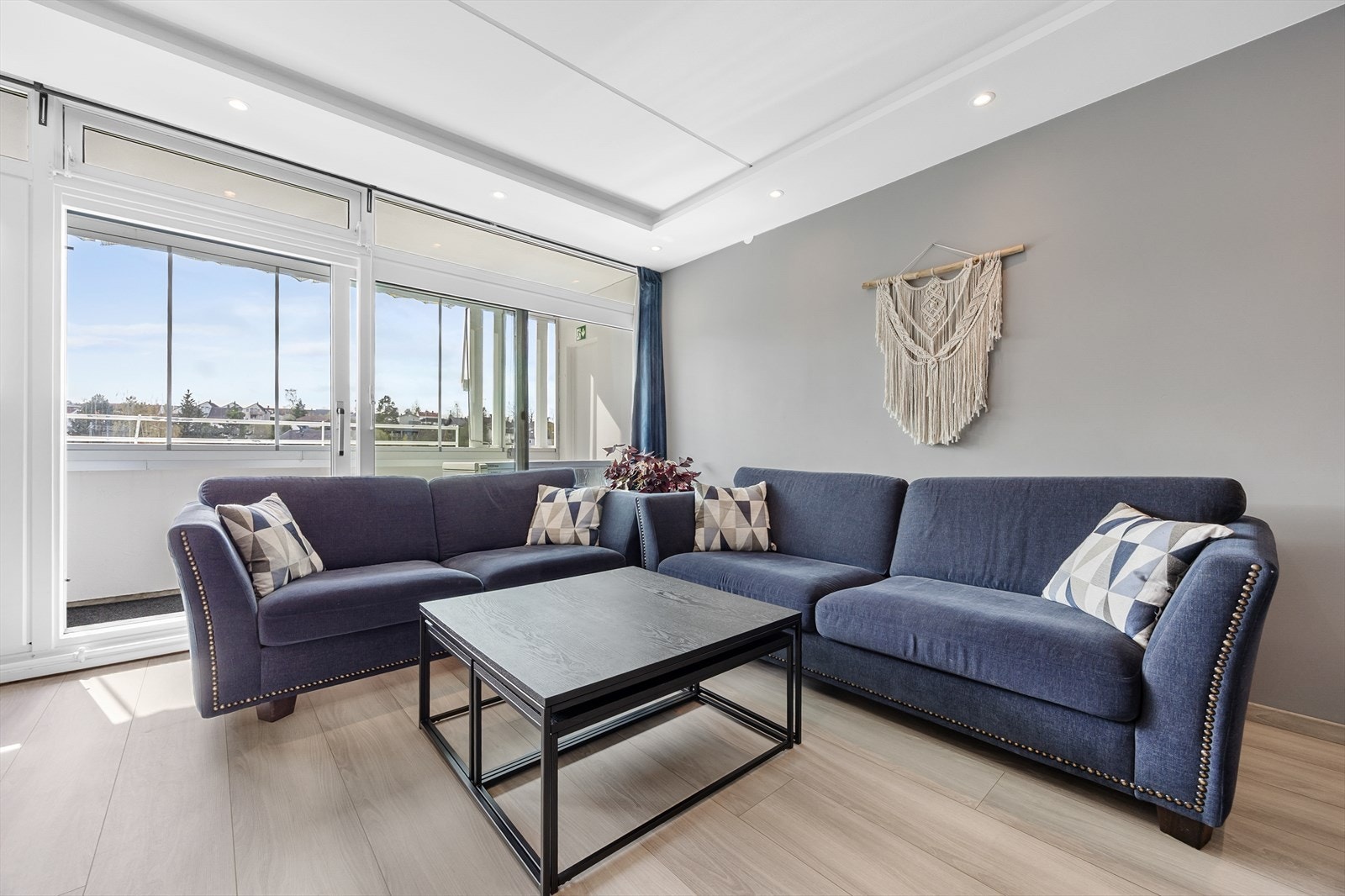 Komfortabel sofa i stuen, perfekt for avslapning. Galleribilde