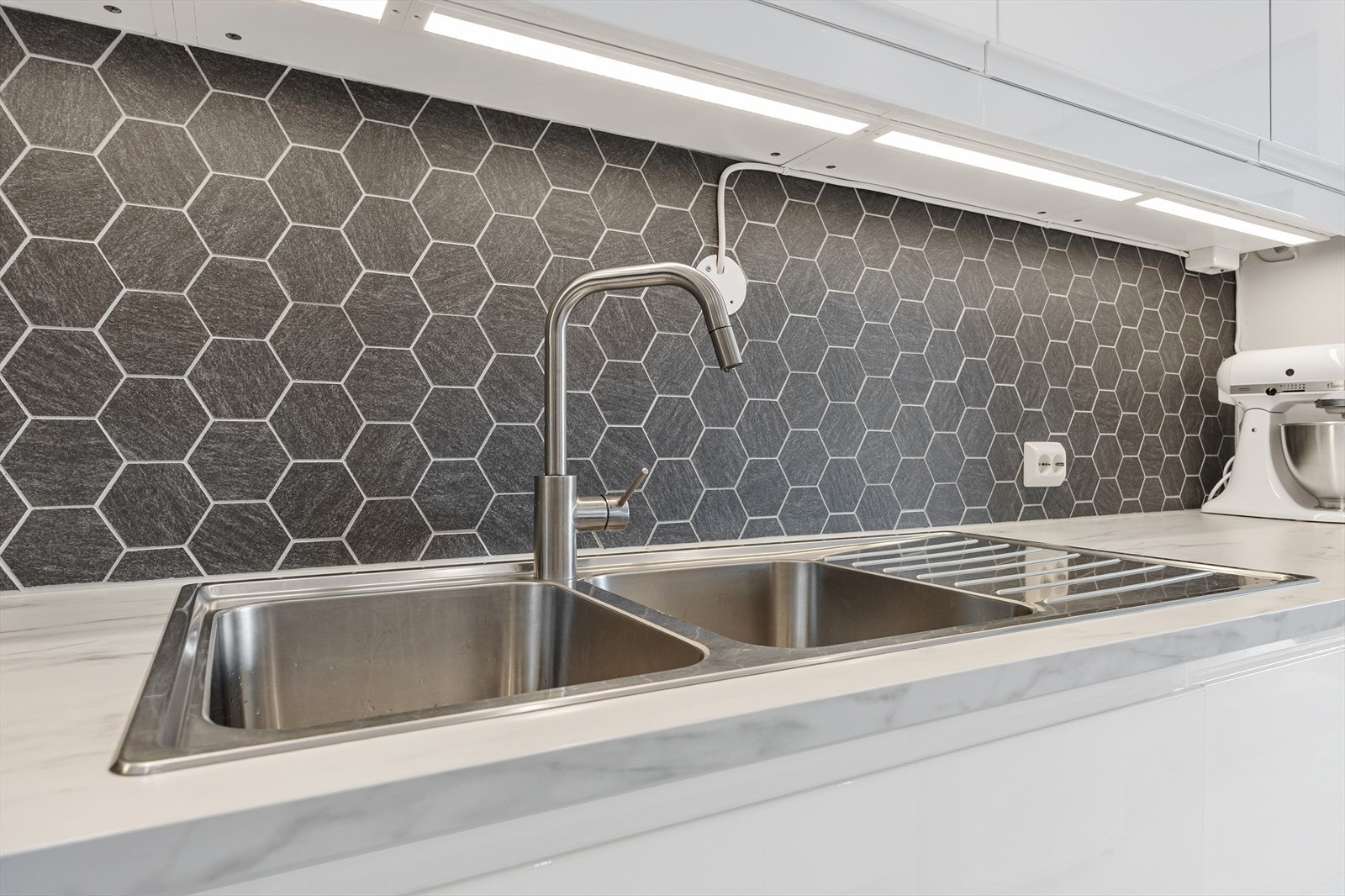 Kjøkken med dobbel vask og funksjonell design. Galleribilde