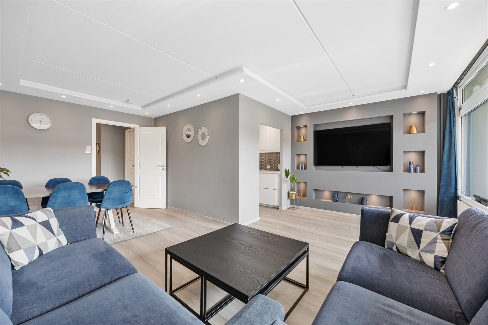 Stue med stilrene møbler og dekorative detaljer. Galleribilde