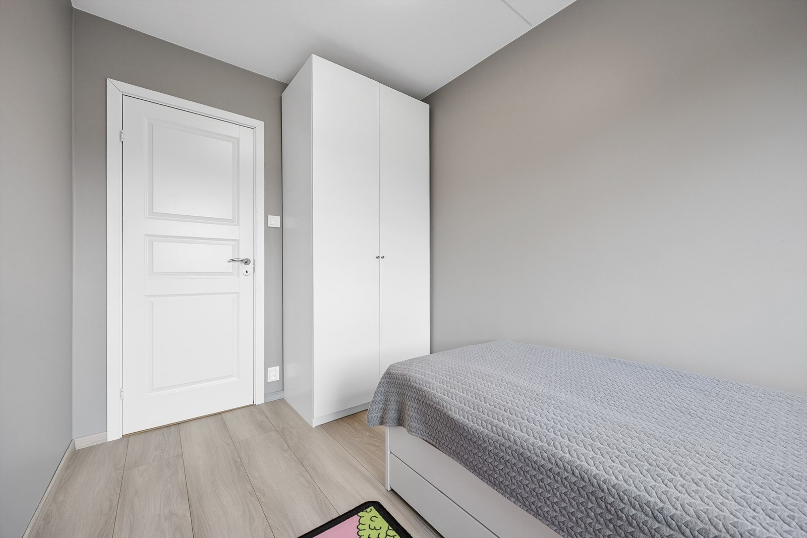 Barnesoverom med plass til lek og hvile. Galleribilde