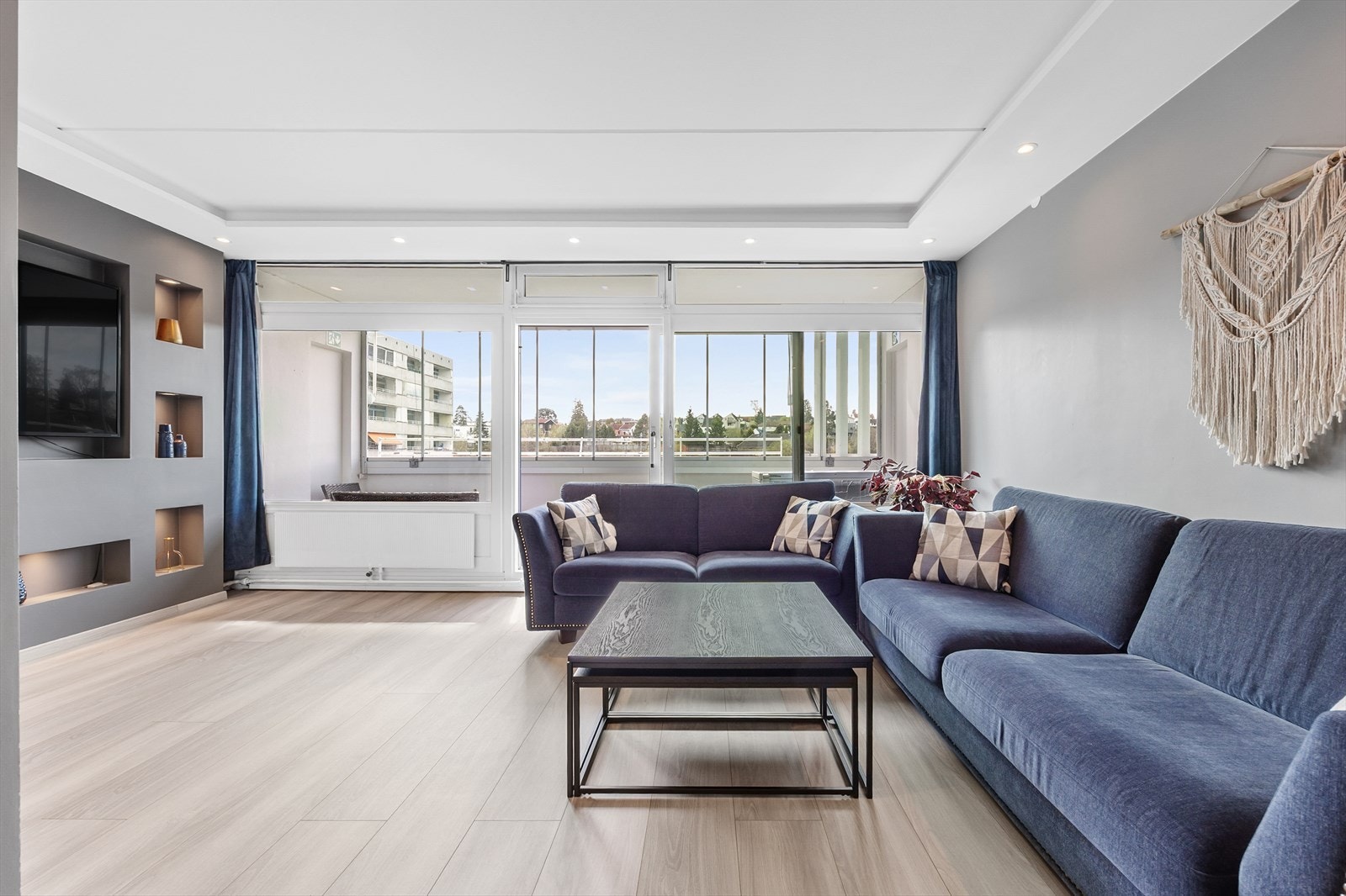 Store vindusflater som gir en lys og luftig stue. Galleribilde