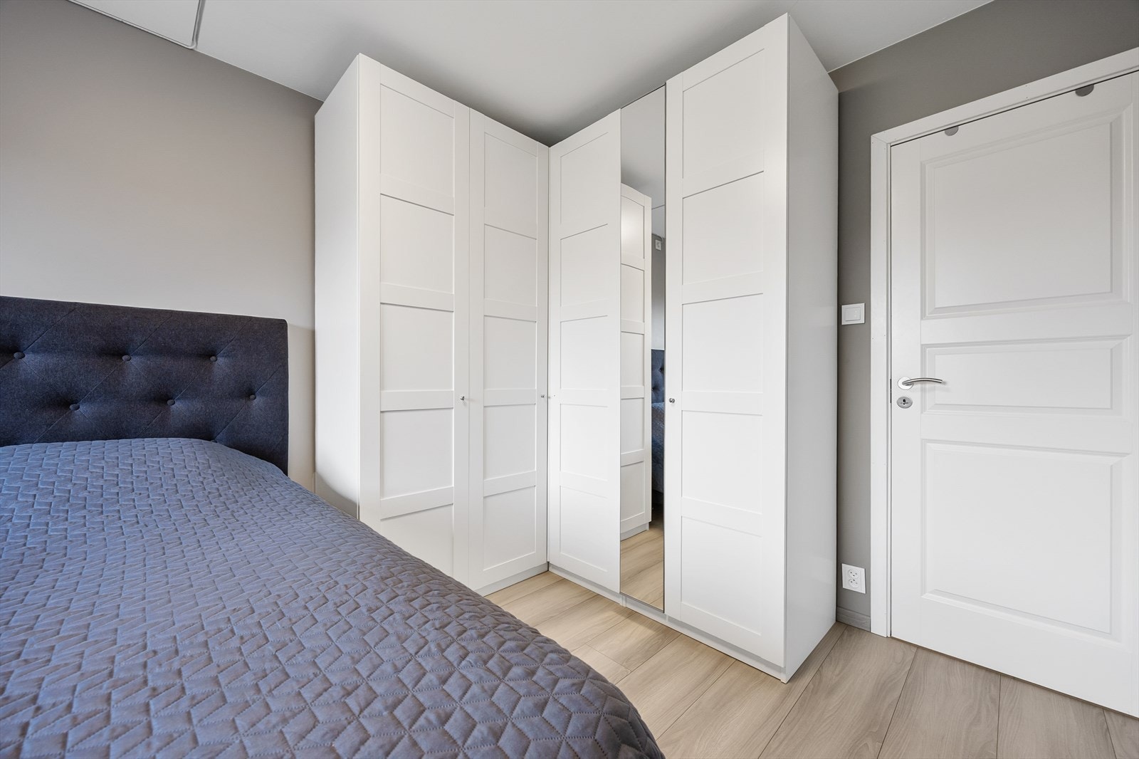 Praktisk garderobeløsning med speildører på soverommet. Galleribilde