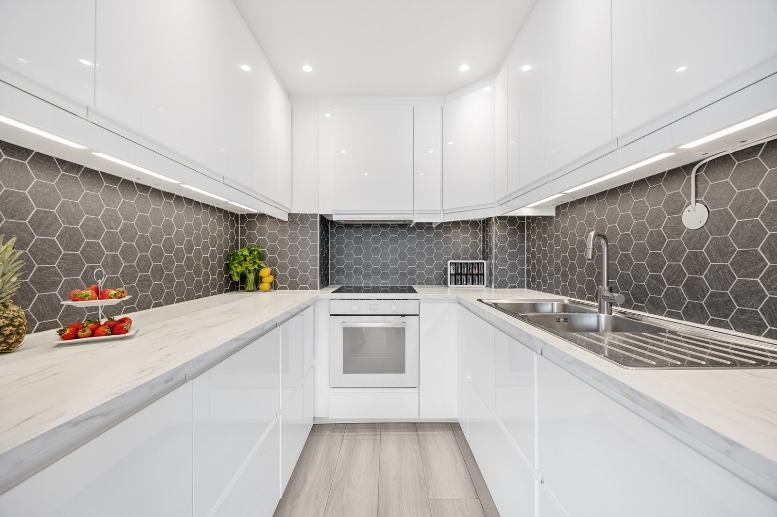 Praktisk kjøkken med god arbeidsplass og oppbevaring. Galleribilde