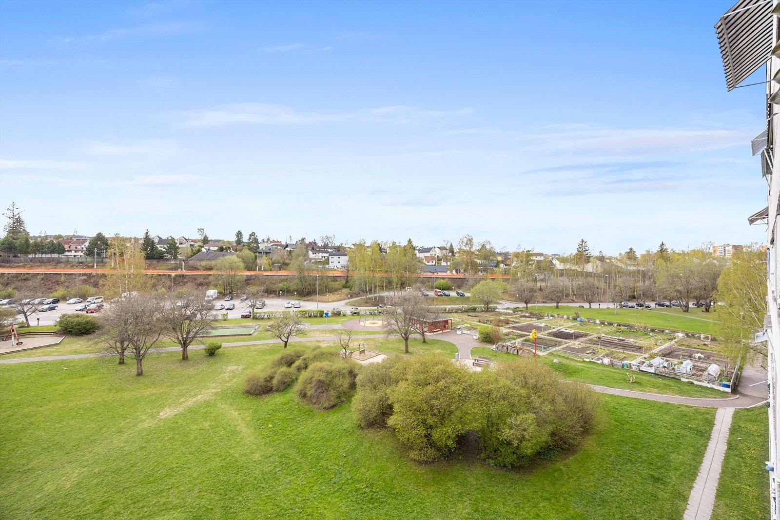 Store utearealer med park og lekeplass i nærheten. Galleribilde