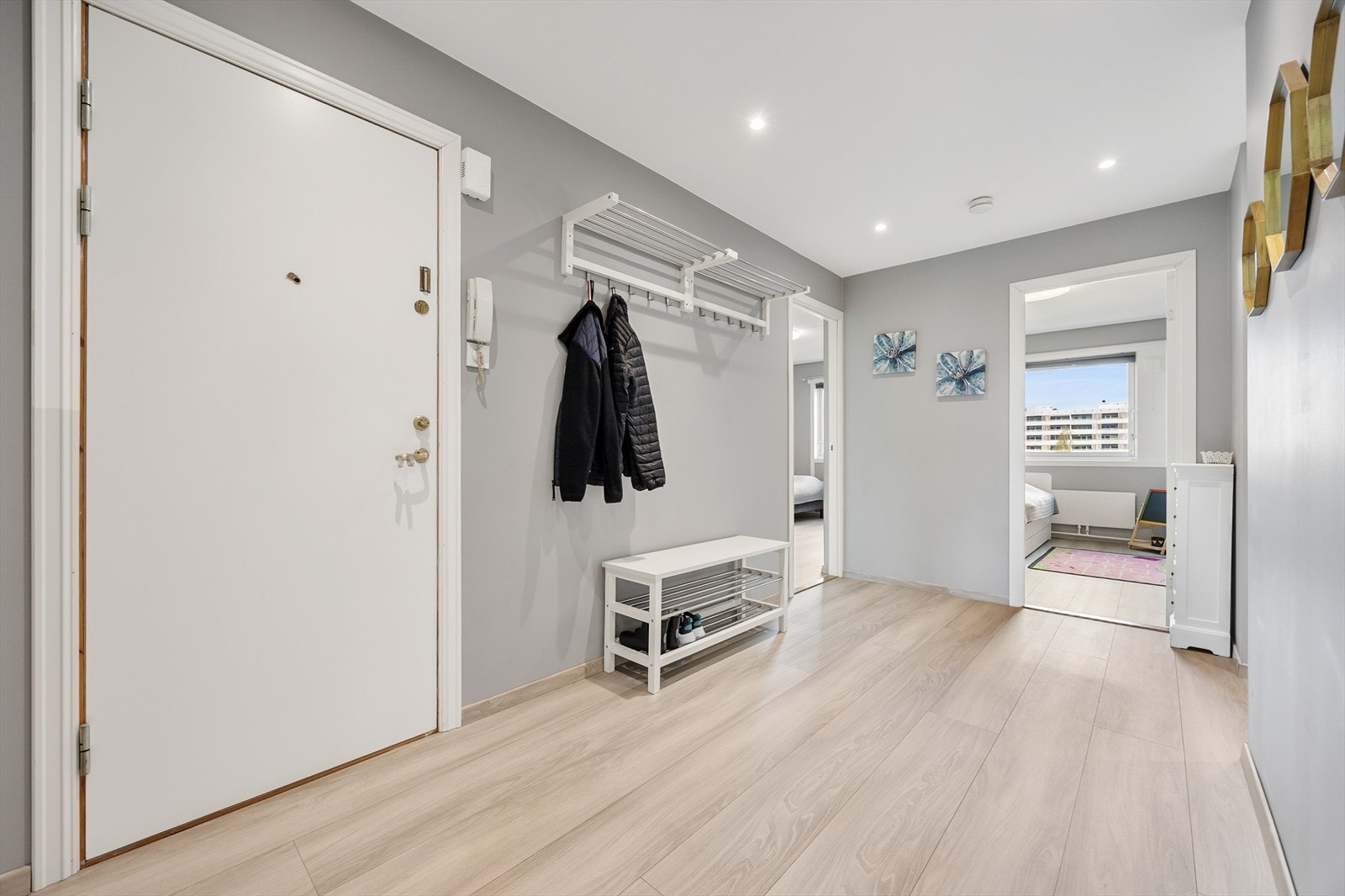 Innbydende entré med god plass til oppbevaring. Galleribilde