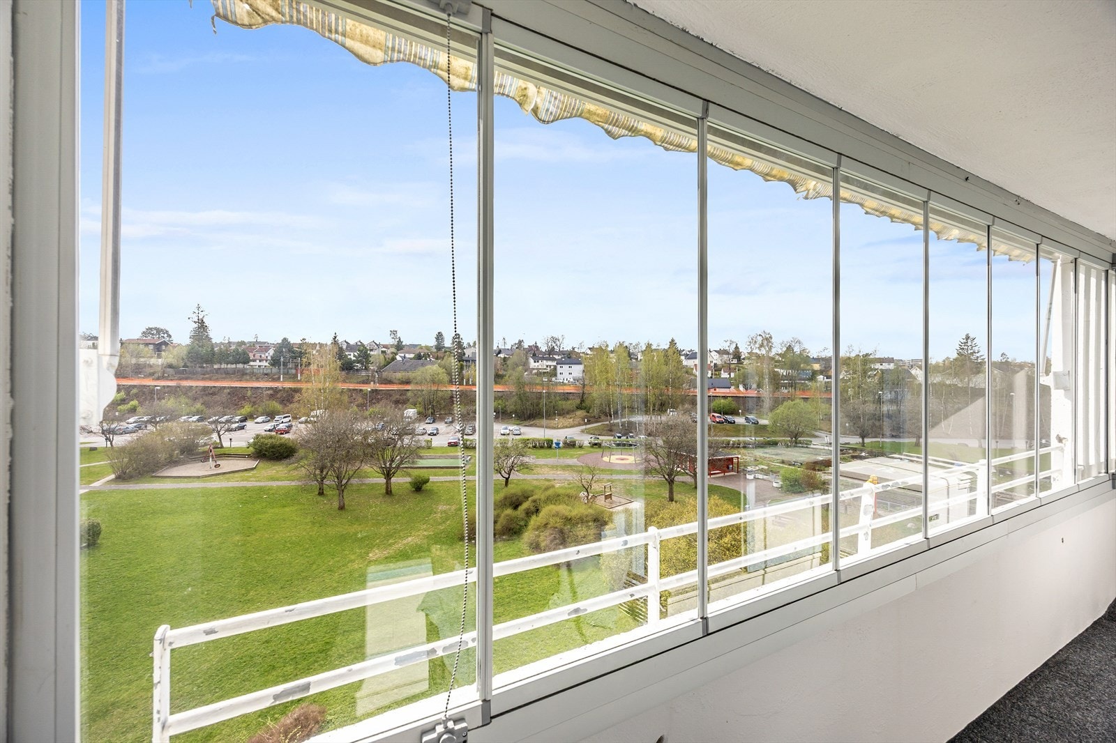 Innglasset balkong med muligheter for planter og møbler. Galleribilde