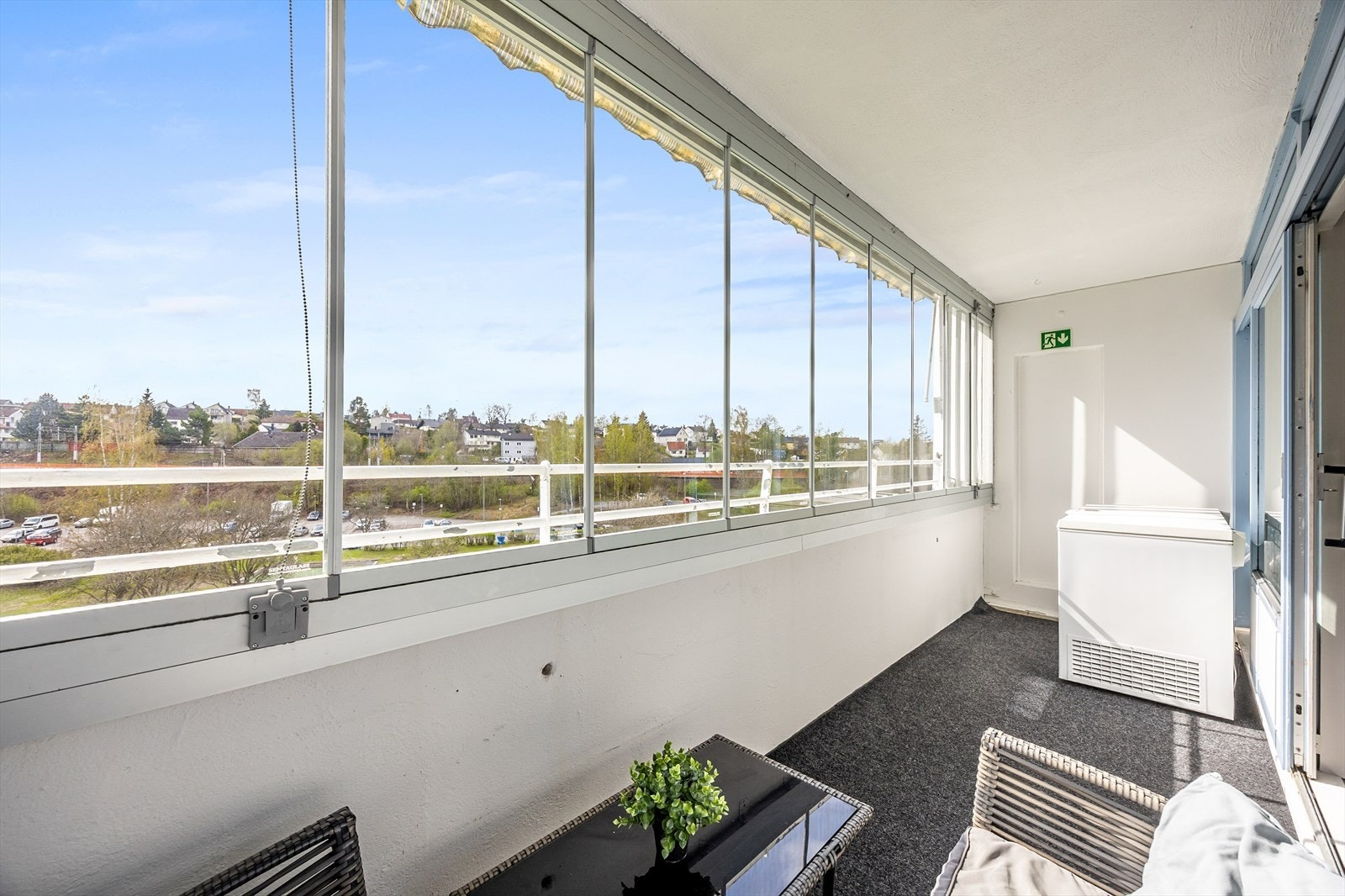 Innglasset balkong gir ekstra rom for avslapning. Galleribilde