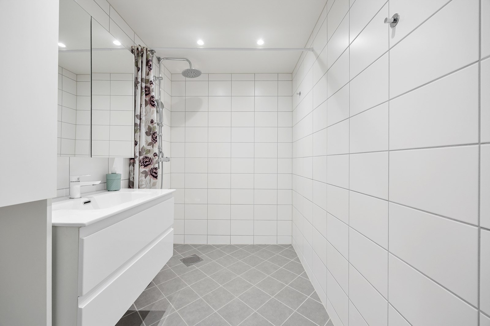 Romslig bad med fliser og stor dusj. Galleribilde