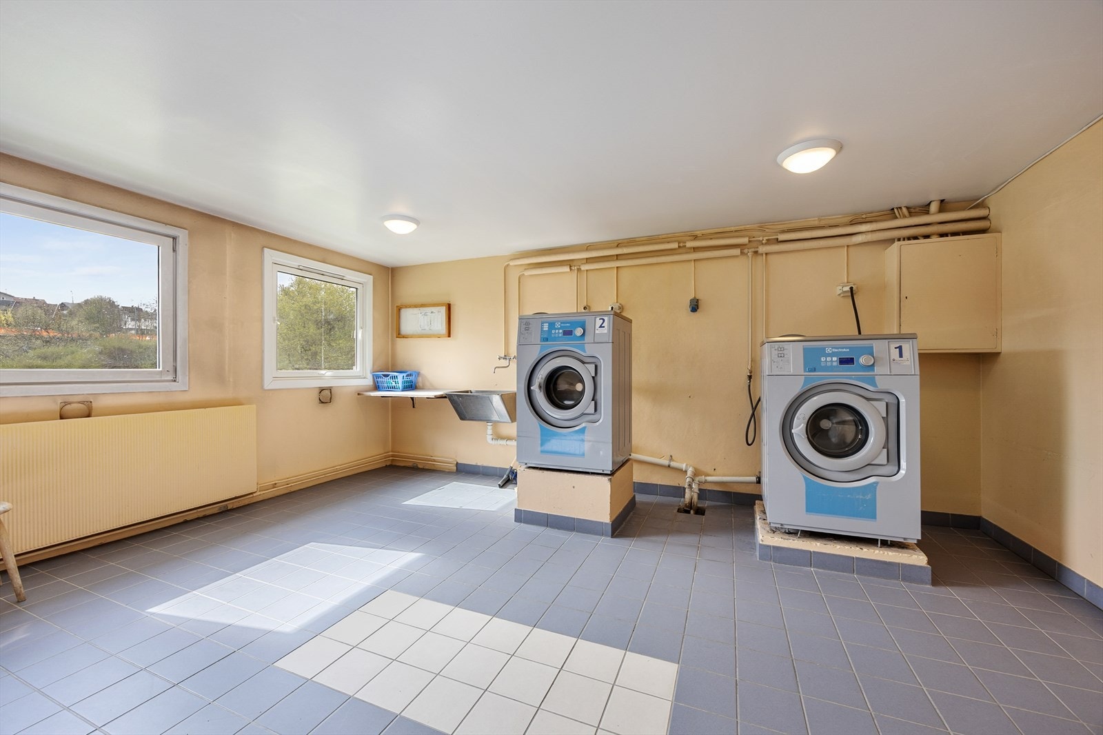 Felles vaskerom med moderne maskiner. Galleribilde