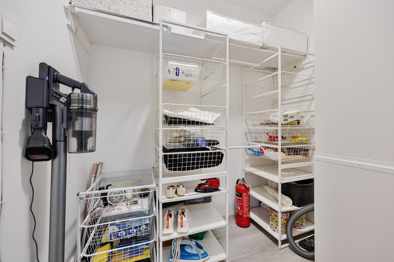 Praktisk bod med god oppbevaringsplass. Hyllene følger ikke med. Galleribilde