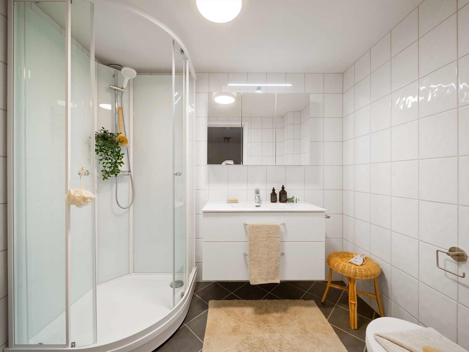 Badet i 1.etasje ble pusset opp i 2005. I 2025 ble det satt inn nytt dusjkabinett, baderomsmøbler og avtrekksvifte. Galleribilde