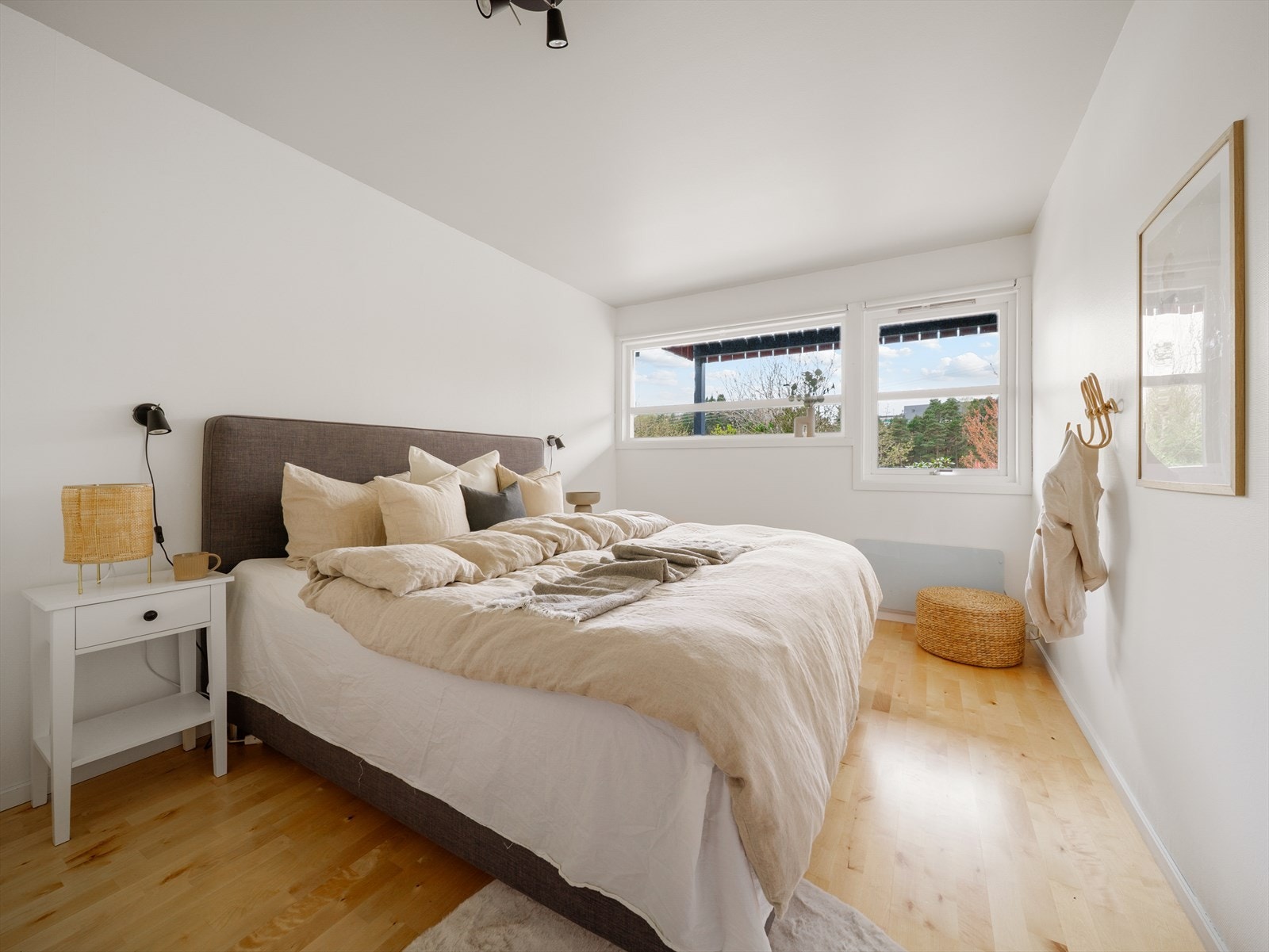 Soverom 2. Rommene er av god størrelse med rikelig plass til dobbeltseng, nattbord og øvrig møblement. Galleribilde