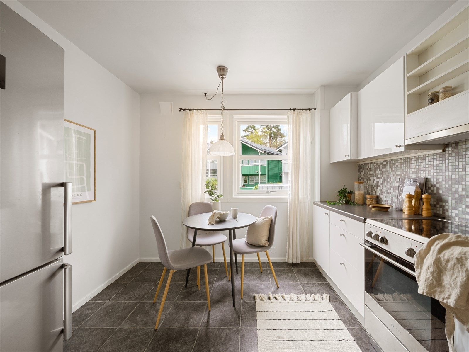 Det er også plass for spisegruppe på kjøkkenet Galleribilde