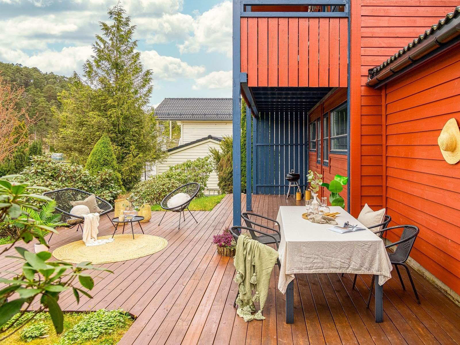 Dette er et hjem med god plass, flere uteplasser og gode solforhold - perfekt for barnefamilier og deg som ønsker en fredelig, men sentral bolig Galleribilde