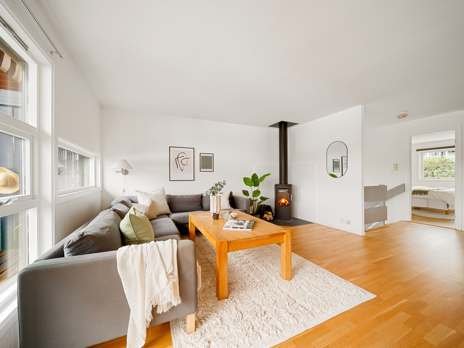 Her er god plass til innredning med både sofa- og spisegruppe Galleribilde