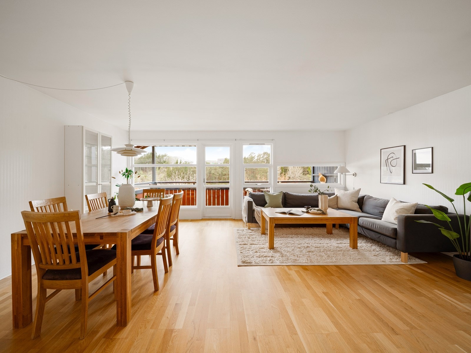 Stuen er lys og romslig, med store vindusflater og terrassedør i glass som gir godt med naturlig lysinnslipp Galleribilde