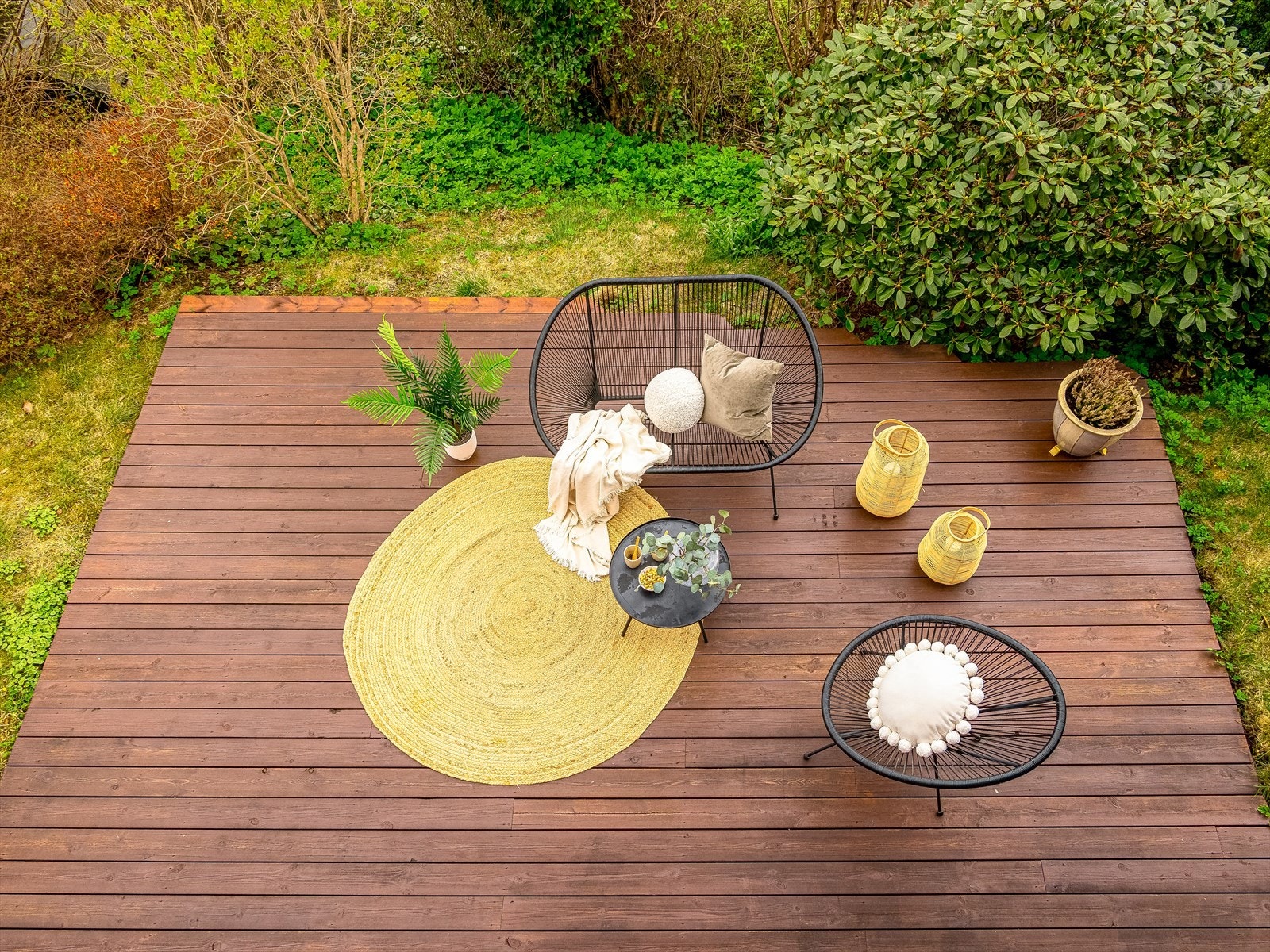 Boligen har en 50 m² markterrasse i front Galleribilde