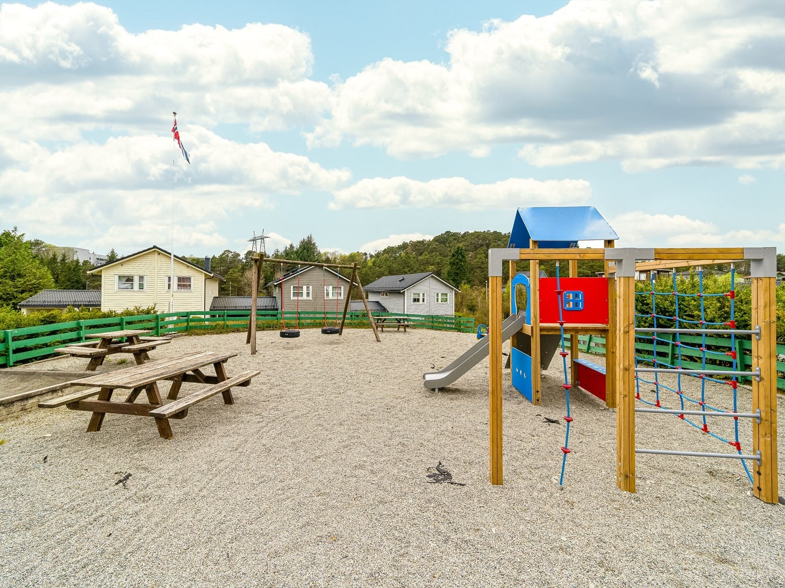 Stor og godt utstyrt lekeplass i tunet Galleribilde