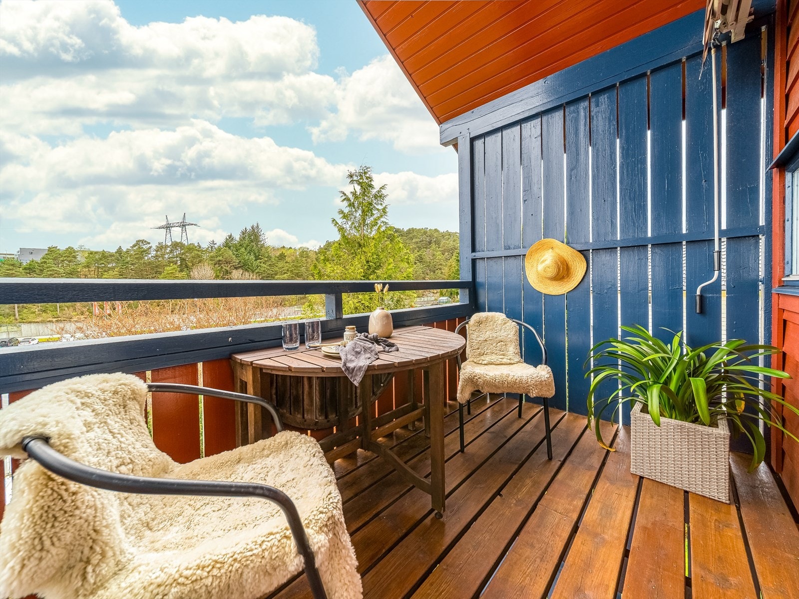 Fra stuen er det direkte utgang til en herlig, overbygd altan på ca. 10 m² med usjenert og fin utsikt Galleribilde