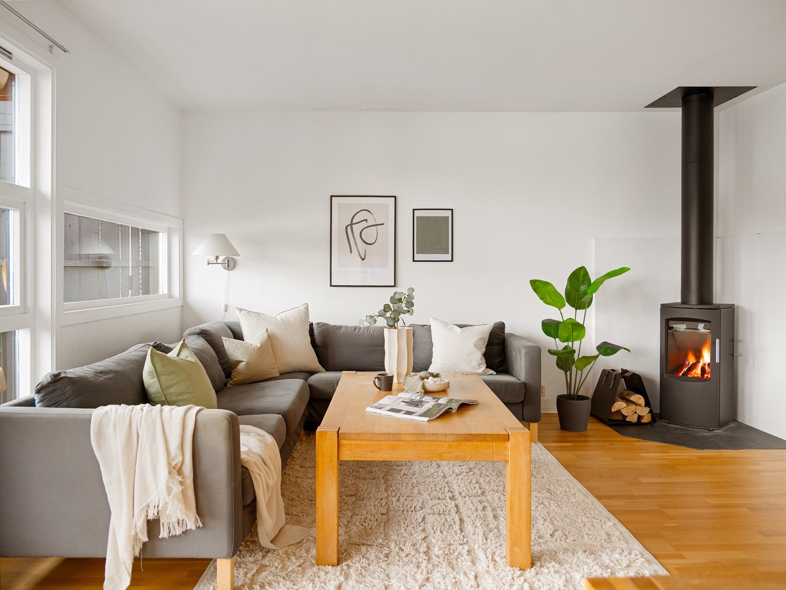 Det er lysmalte veggflater og parkett på gulv Galleribilde