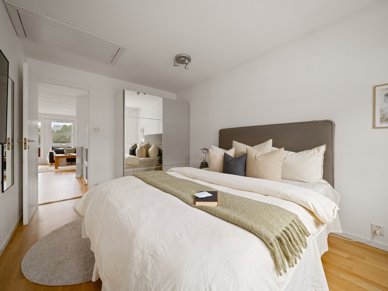 Boligen har totalt tre soverom der alle måler ca. 12 kvm. Hovedsoverommet har tilkomst direkte fra stue/gang i 2. etasje. Galleribilde