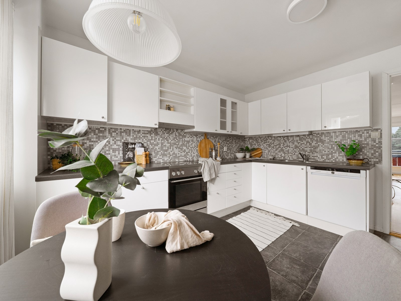 Her er rikelig med arbeidsflate, og kjøkkenet har en praktisk utforming som gjør det enkelt å tilberede måltider Galleribilde