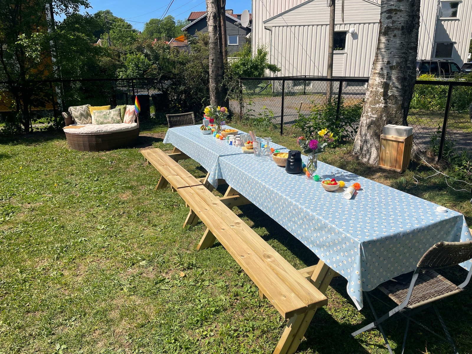 Selgers eget bilde av hagefest som var arrangert i felleshagen. Galleribilde