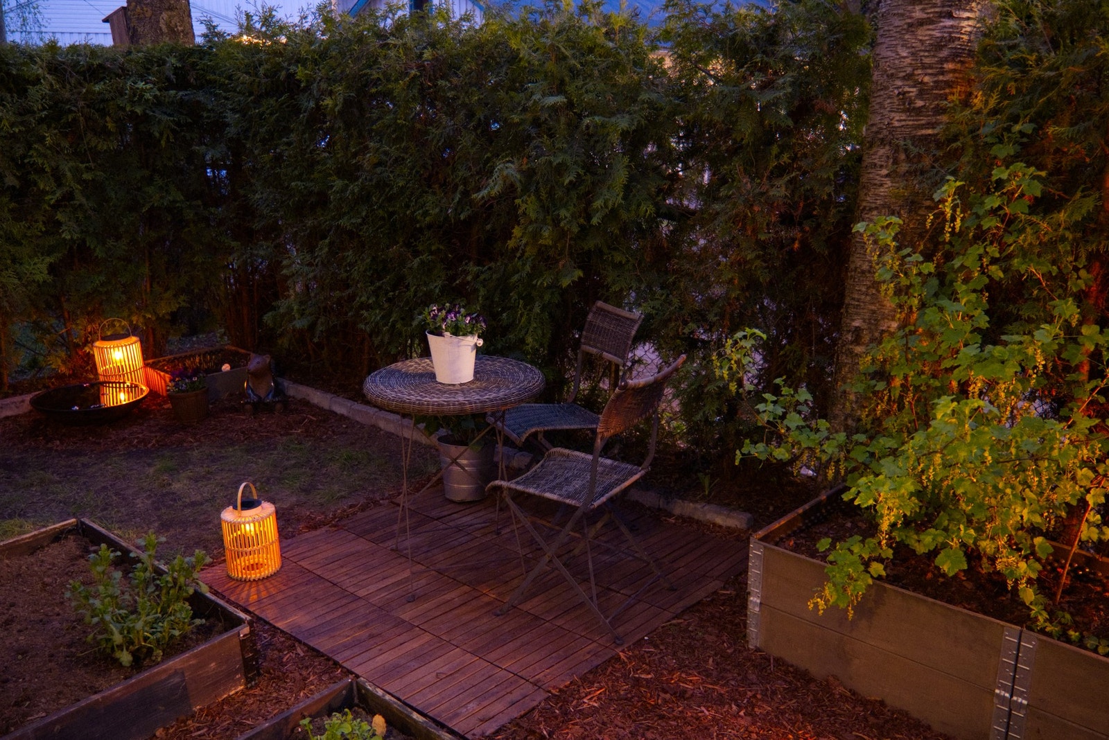 Kveldsstemning på uteplassen. (Tatt av selger) Galleribilde