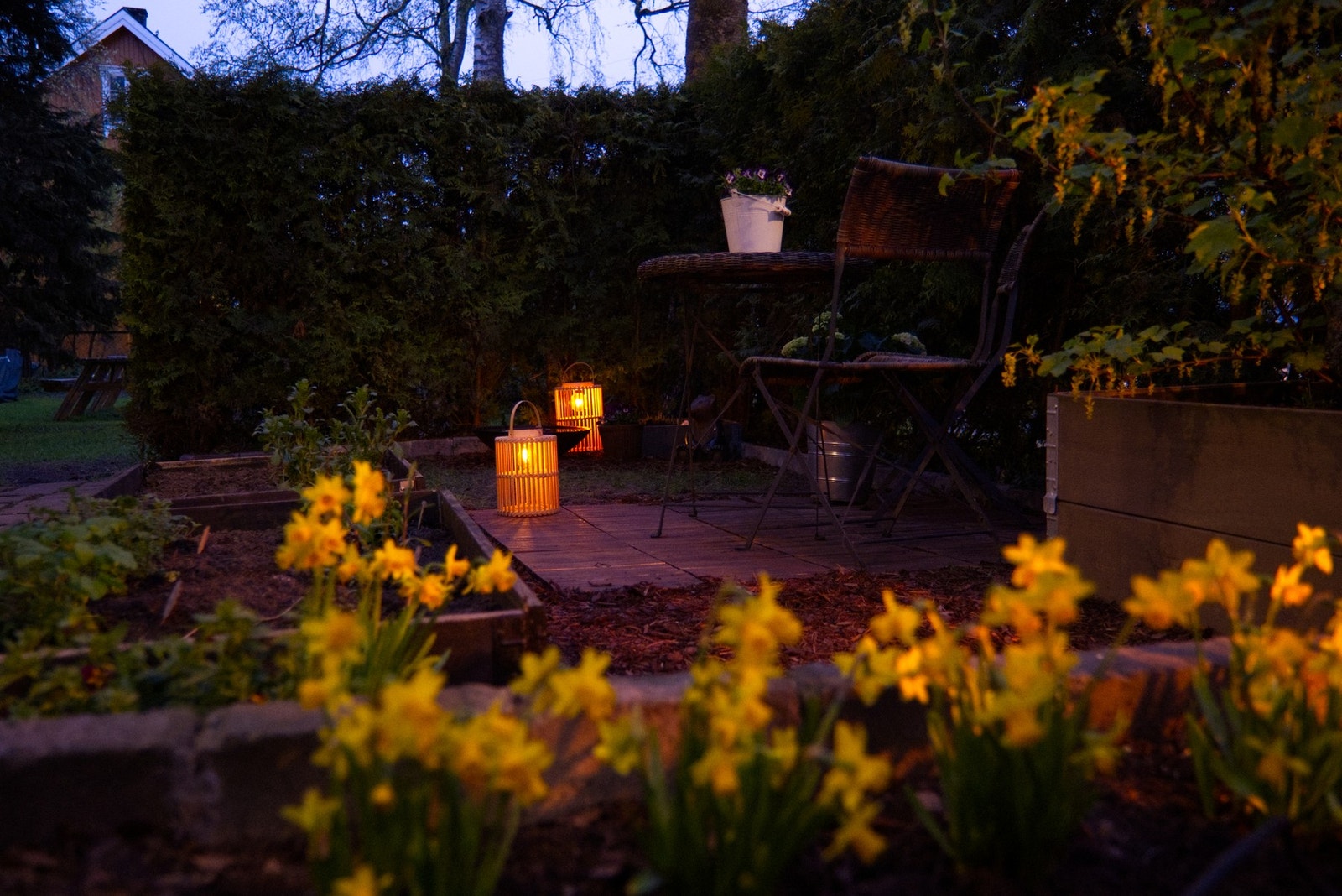 Kveldsstemning på uteplassen. (Tatt av selger) Galleribilde