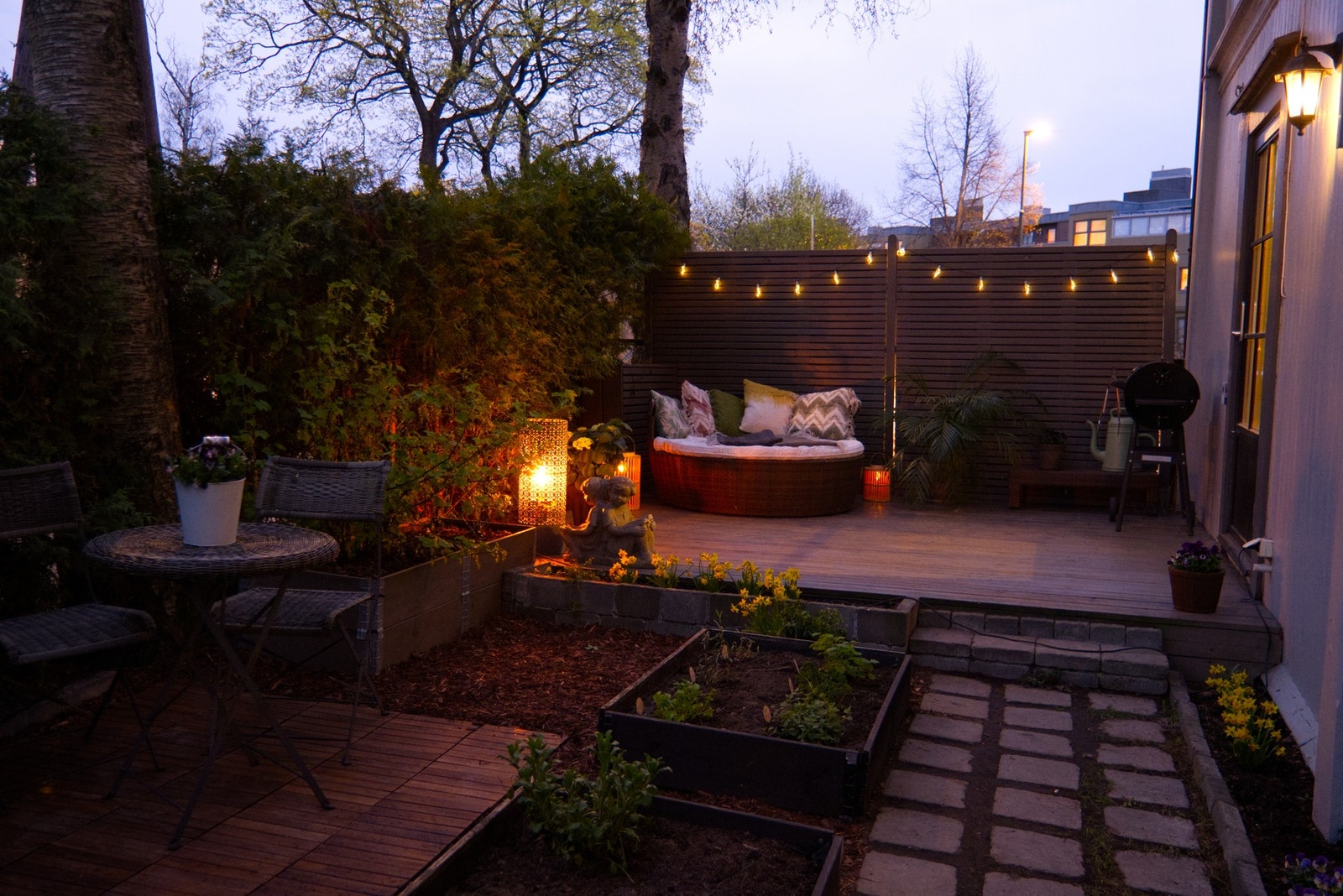 Kveldsstemning på uteplassen. (Tatt av selger) Galleribilde