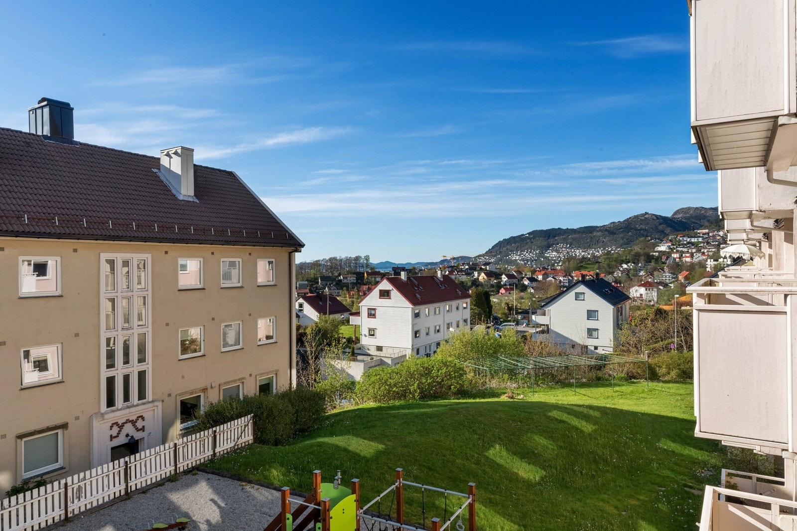 Fra balkongen er det utsikt mot nærområdet. Galleribilde