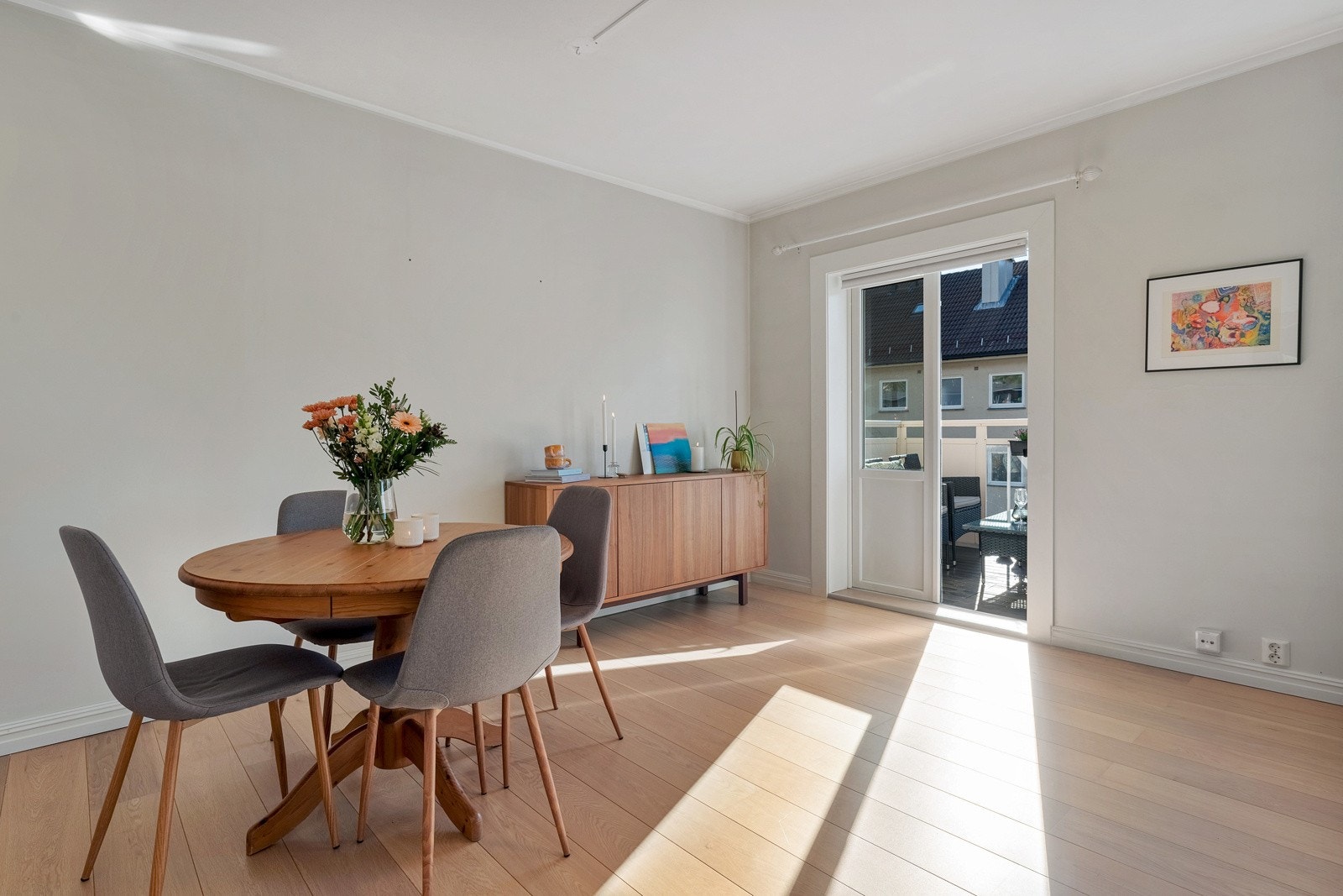 Det er god plass til å møblere i ulike soner med både sitte- og spisegruppe. Galleribilde