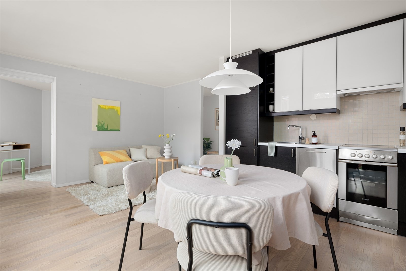 En sjarmerende og praktisk 2-roms leilighet med gjennomtenkt planløsning og god atmosfære. Galleribilde