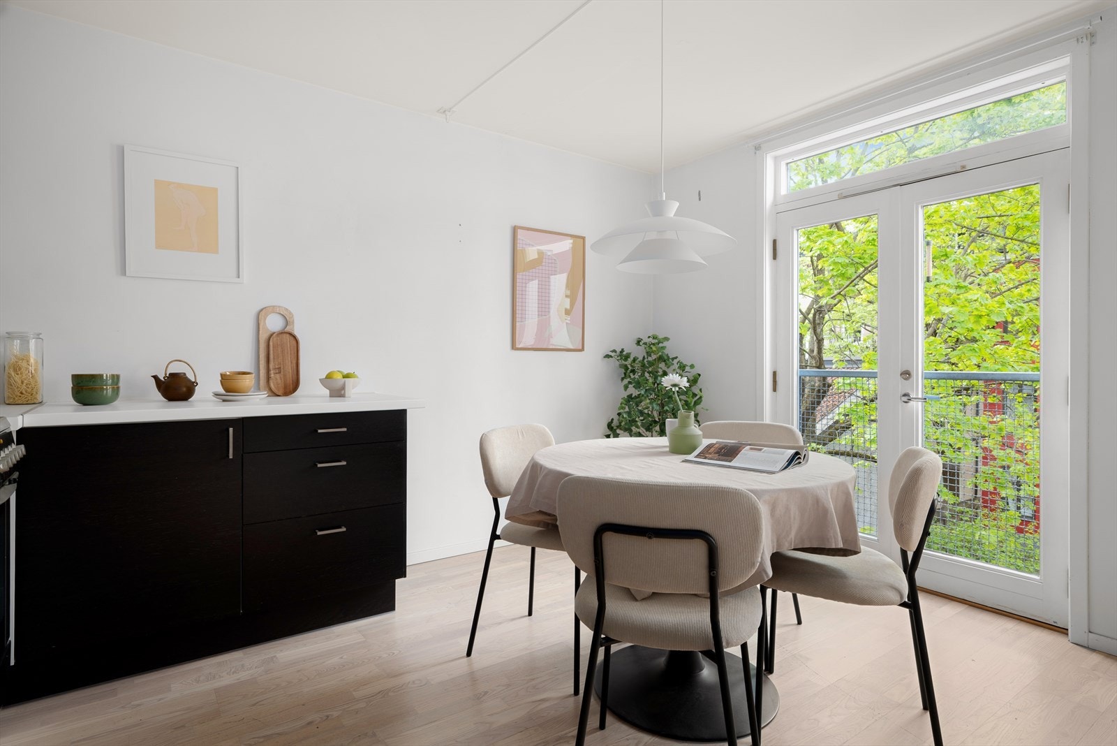 Leiligheten er tilknyttet felles kaldt- og varmtvannsopplegg, med felles varmtvannsberedere plassert i kjelleren. Galleribilde