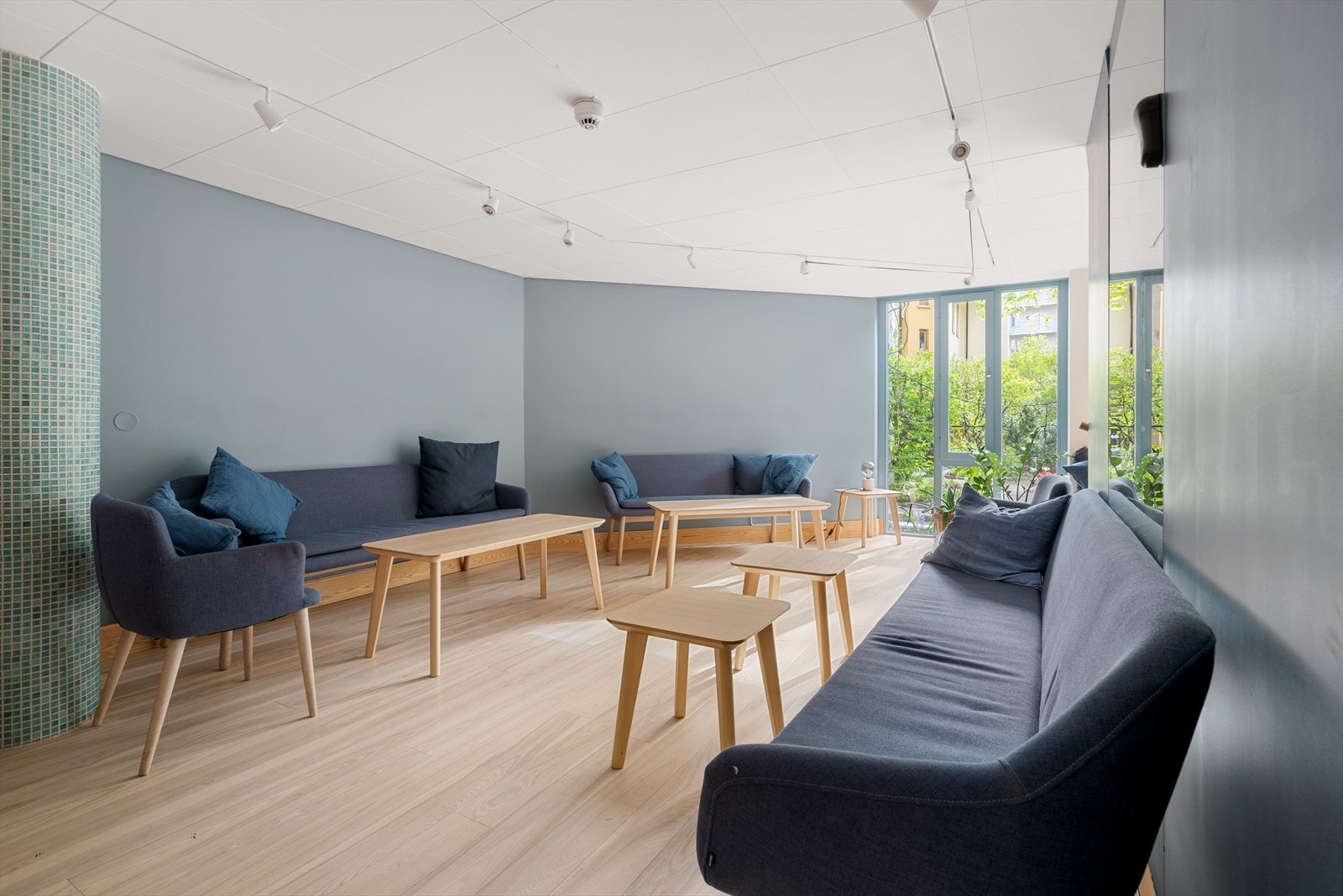 Et stort og lysfylt oppholdsrom, ideelt for sosialt samvær. Galleribilde