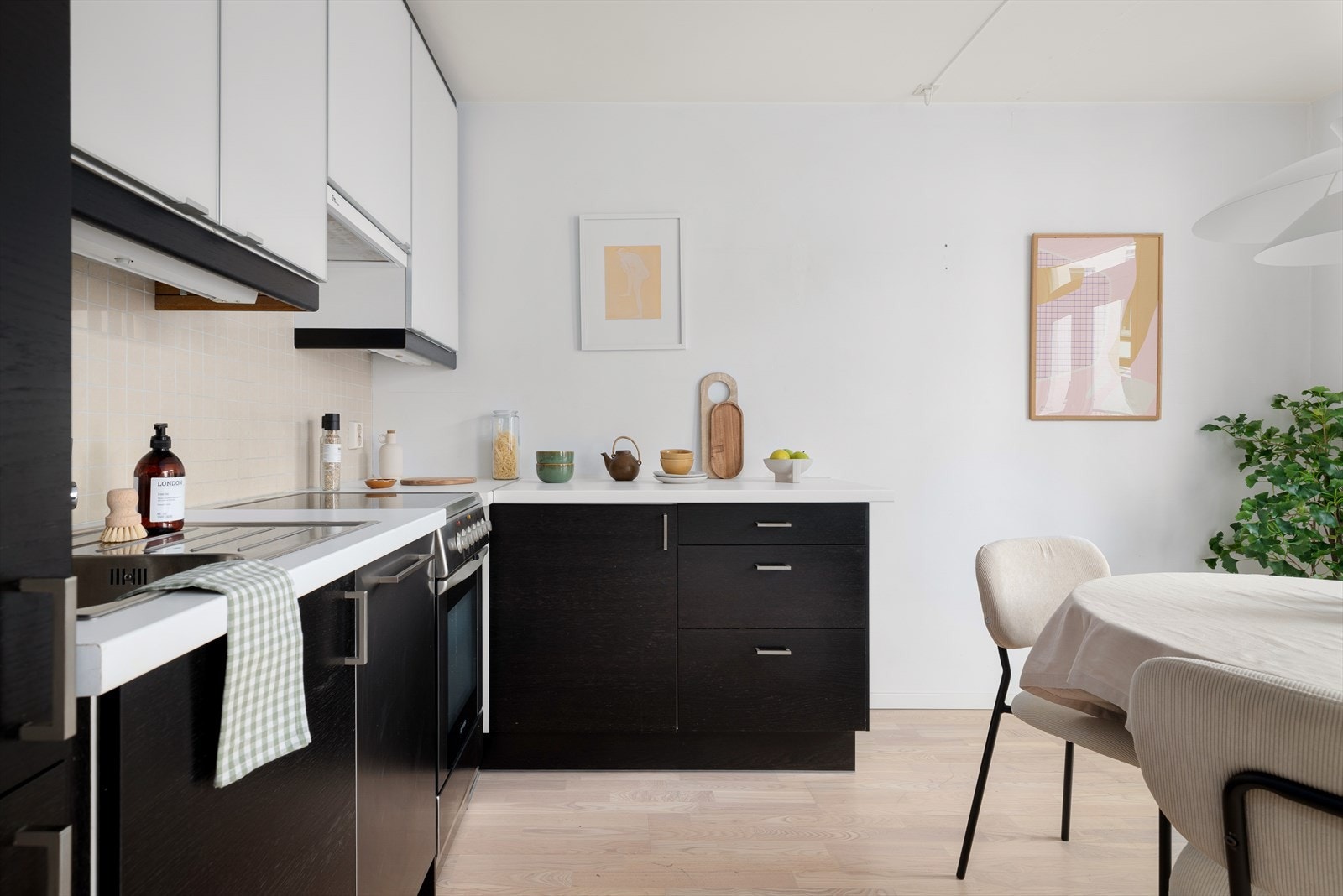 Kjøkkenet er utstyrt med integrert oppvaskmaskin og kjøl/frys, samt en frittstående komfyr med keramisk platetopp, praktisk og funksjonelt for hverdagskokken. Galleribilde