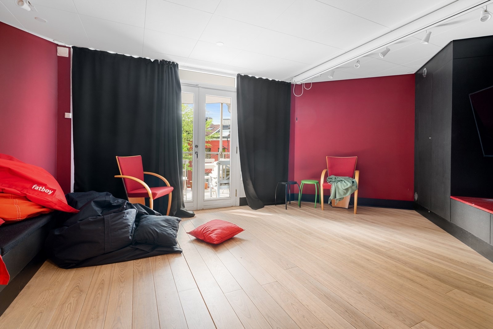 Felles medierom med storskjerm, projektor og lerret. Galleribilde