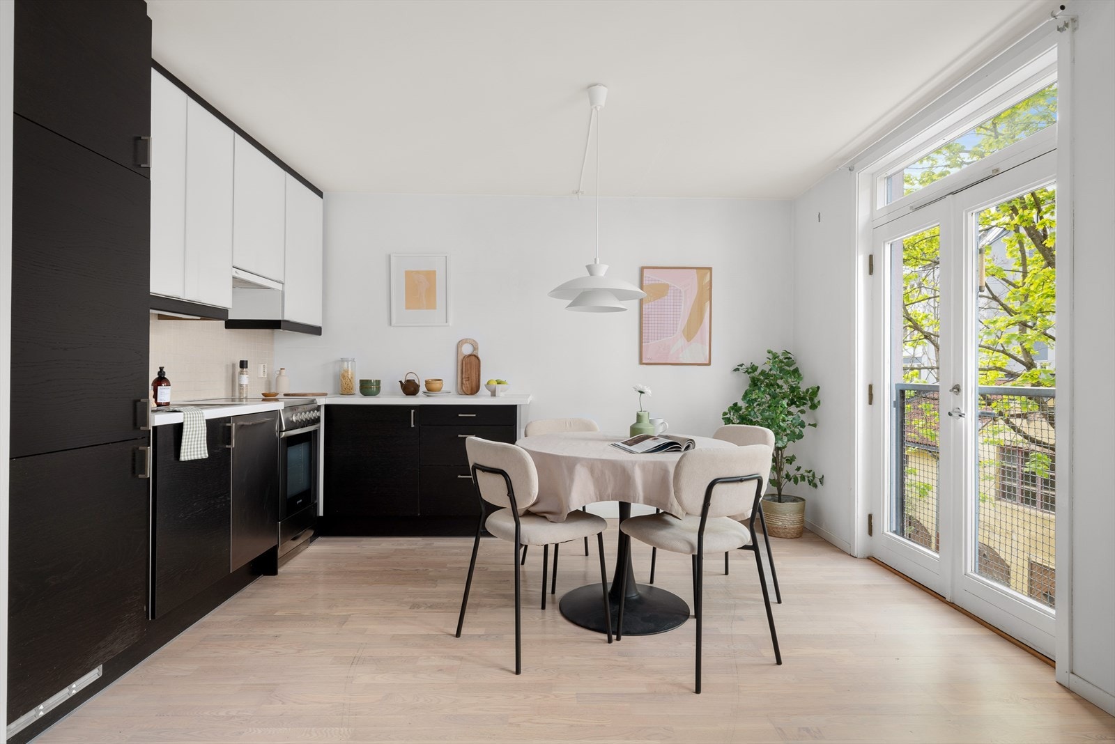 Koselig spiseplass ved kjøkkenbordet med flott utsyn gjennom den franske balkongen. Galleribilde