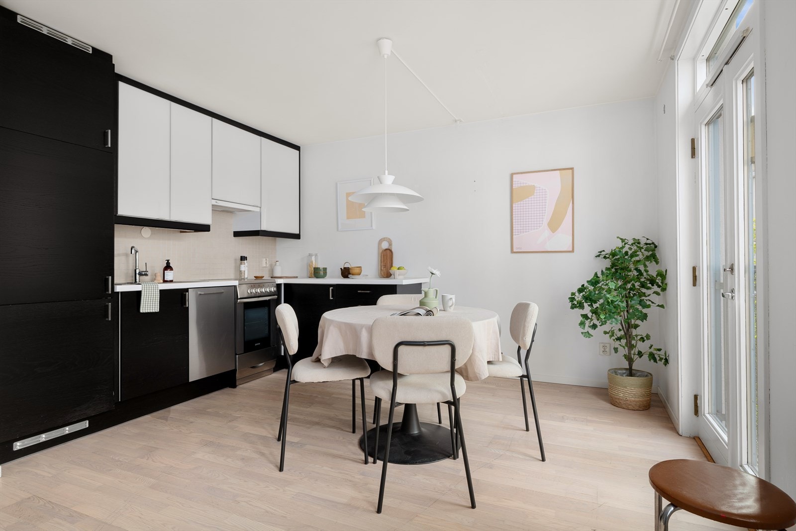 Stilrent kjøkken med mørke fronter i lun trestruktur og lyse overskap som gir en fin kontrast. Galleribilde