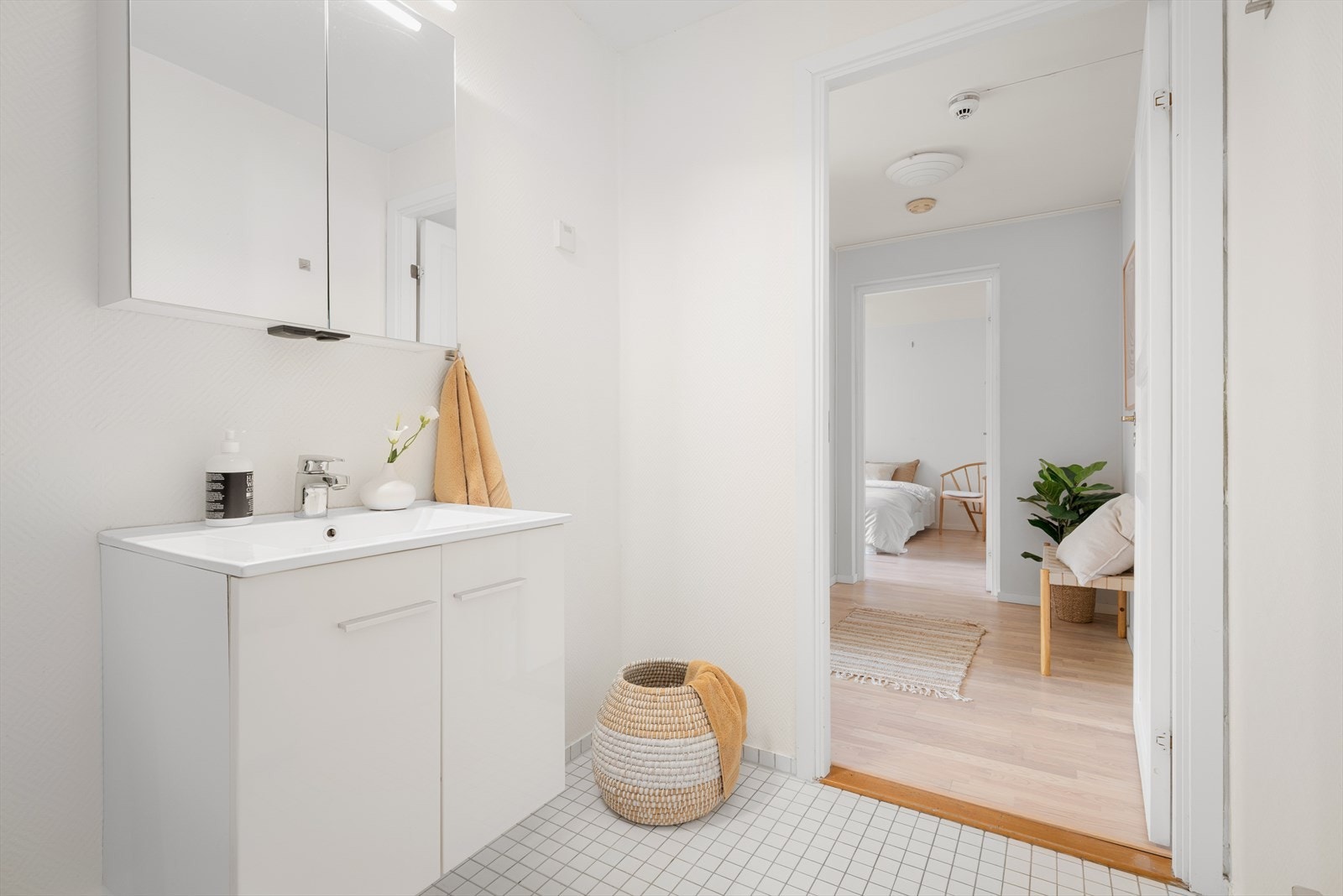 Badet oppleves som lyst og romslig, med mulighet for å legge til mer oppbevaringsplass etter behov. Galleribilde