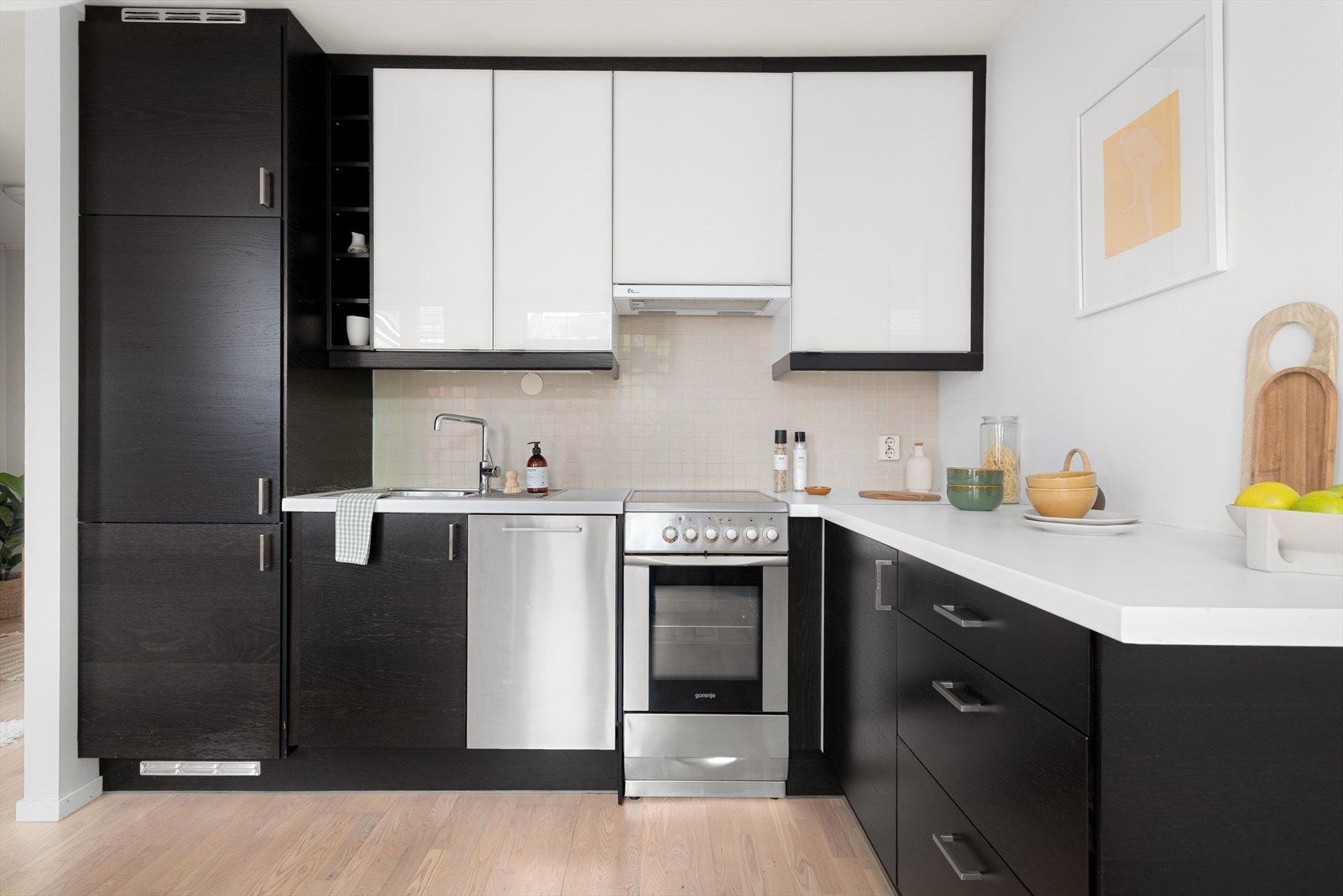 Dekorative fliser over benken og praktisk innredning med fronter fra IKEA gir kjøkkenet et moderne og funksjonelt preg. Galleribilde