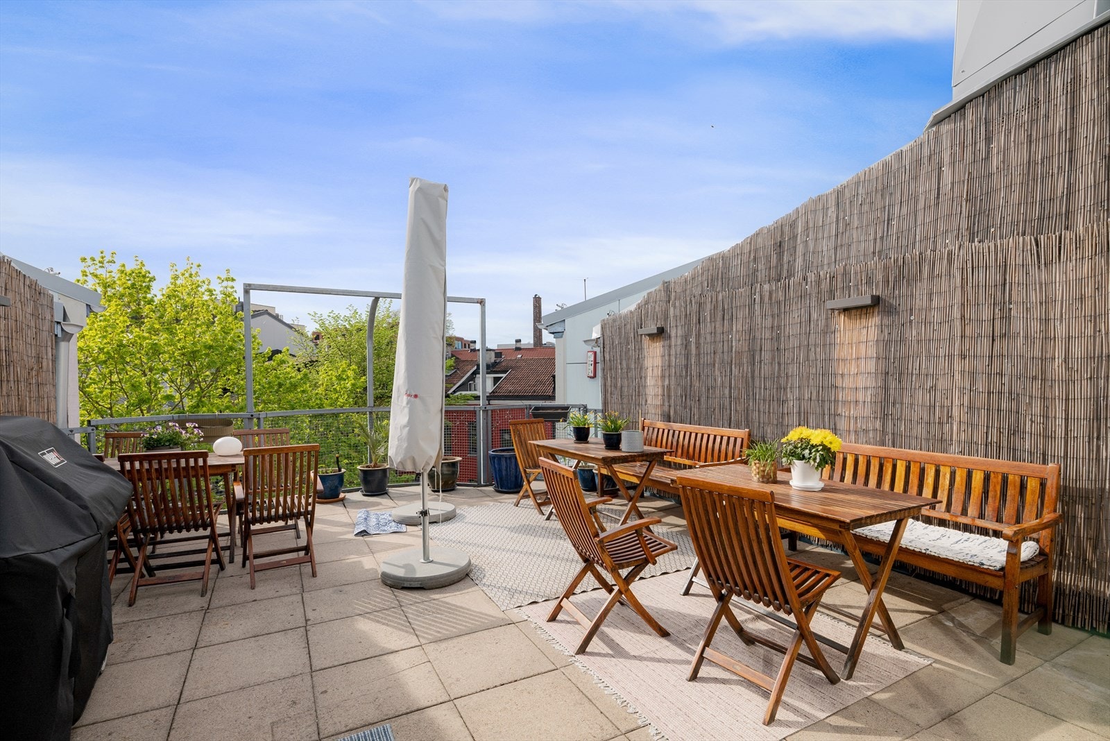 Felles, solrik takterrasse som er perfekt for late sommerdager eller en kopp kaffe i frisk luft. Galleribilde