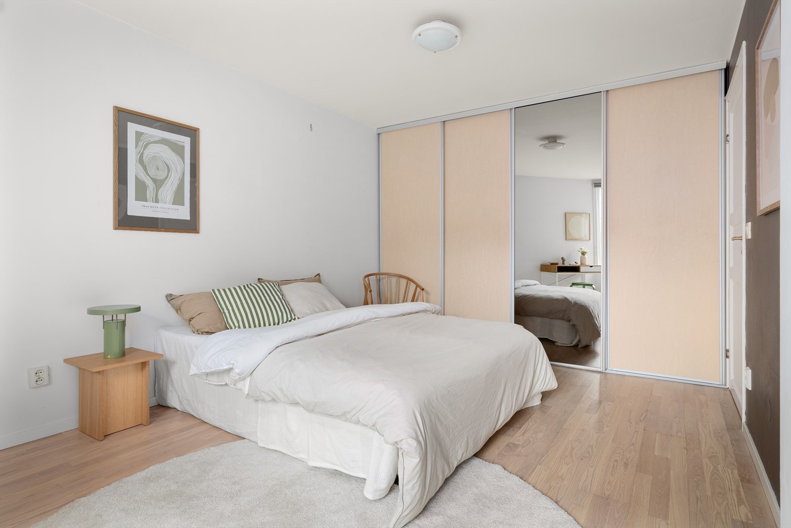 Praktisk skyvedørsgarderobe på én av veggene i soverommet, som gir god oppbevaringsplass uten å ta opp unødvendig plass. Galleribilde