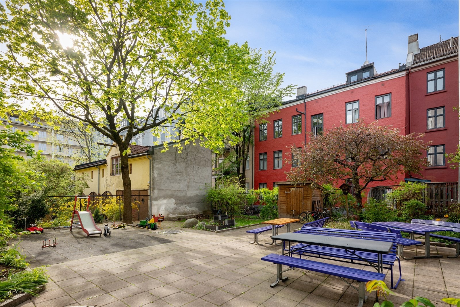 Borettslaget, bestående av 27 leiligheter, har et sterkt fellesskap og sosialt miljø, med et variert utvalg av fellesarealer som utgjør omtrent 15 % av boarealet. Galleribilde