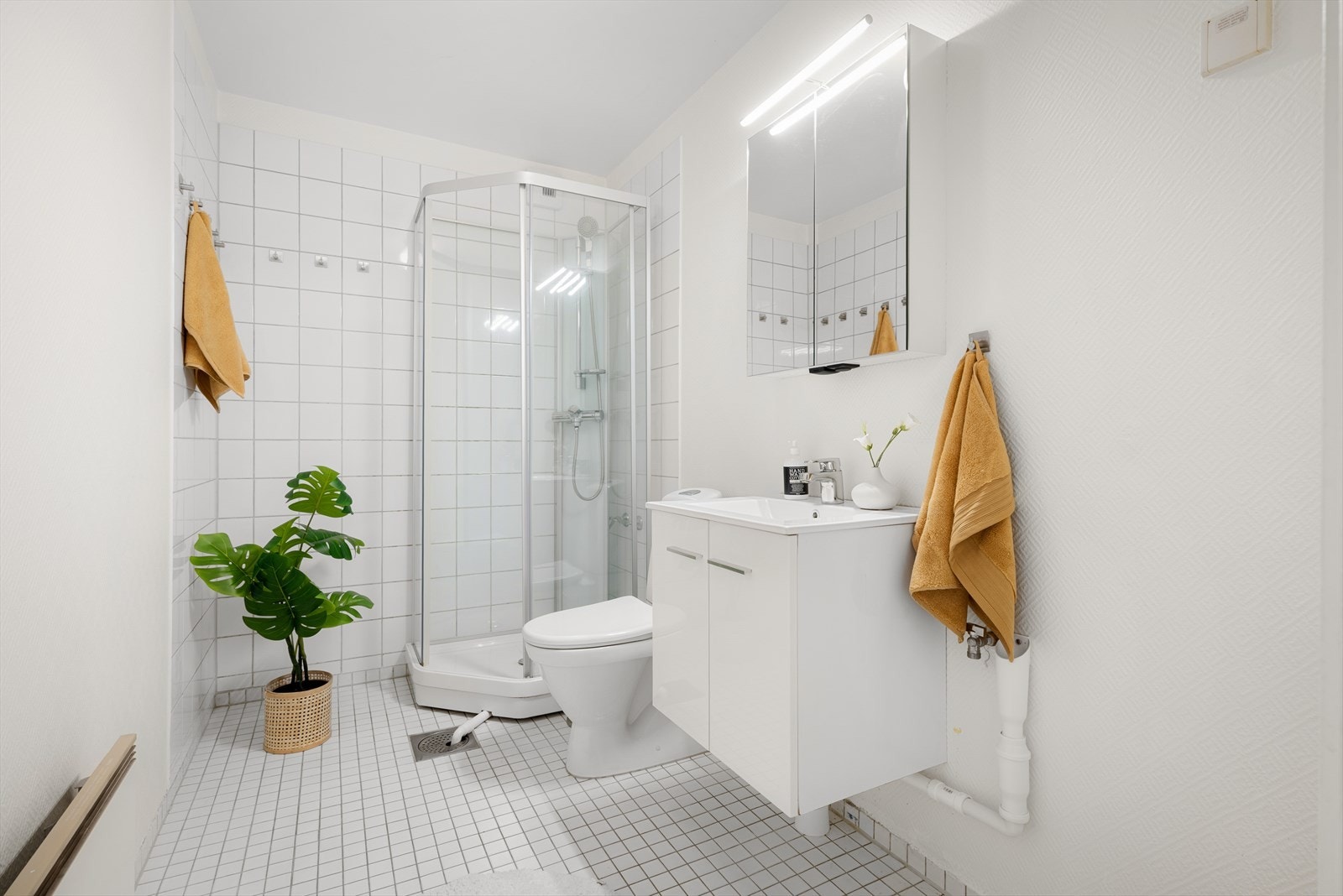 Badet er av eldre dato, men funksjonelt og har praktisk opplegg for vaskemaskin, men du har også tilgang til felles vaskerom i bygget. Galleribilde