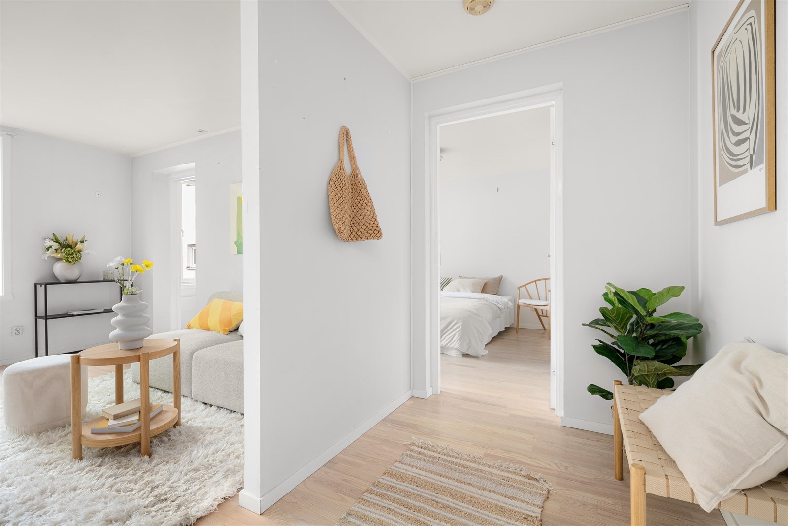 Boligen oppleves som lys og luftig, med lyse fargevalg og gjennomgående 3-stavs eikeparkett som skaper en varm og trivelig romfølelse. Galleribilde