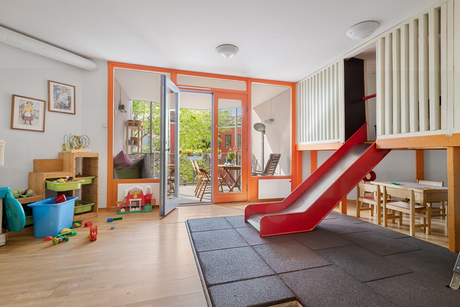 Tilgang til felles lekerom med direkte tilknytning til en solrik balkong. Galleribilde
