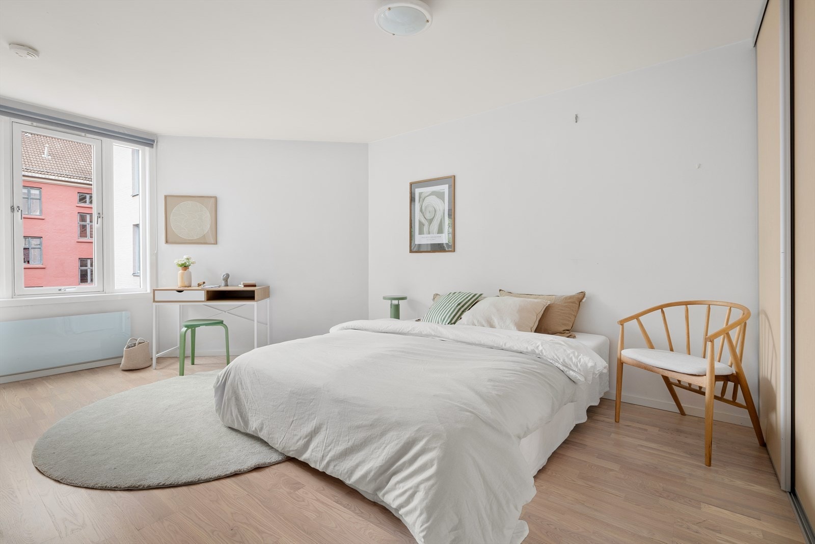 Soverommet er romslig og gir god plass til både en komfortabel seng og en praktisk garderobe, perfekt for å skape ditt eget private fristed. Galleribilde