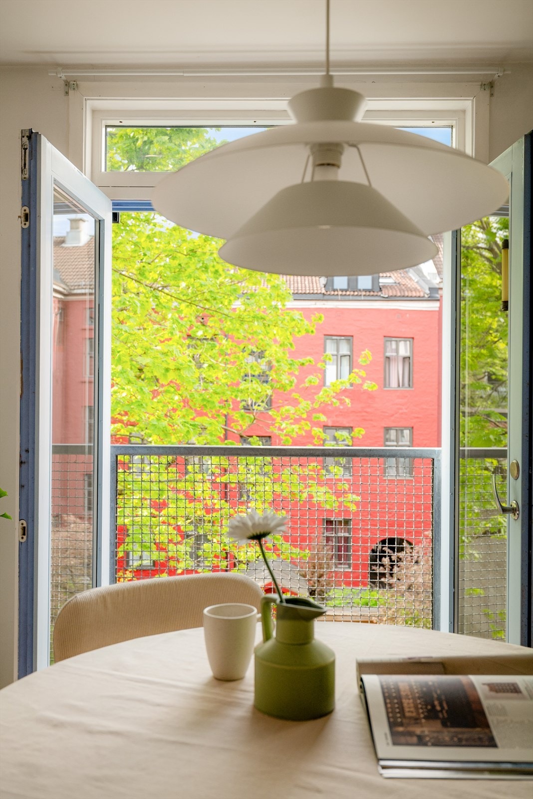 Perfekt sted å nyte morgenkaffen med utsikt mot det grønne uteområdet. Galleribilde